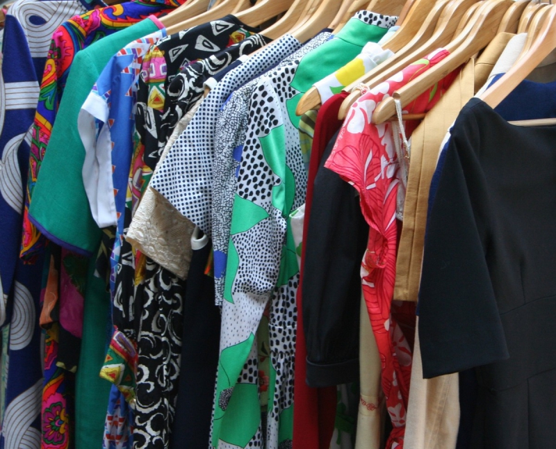 boutique-LA CRAU-min_dresses_apparel_clothing_clothes_clothes_hangers_wooden_hangers_retail_shop_closet-1149845