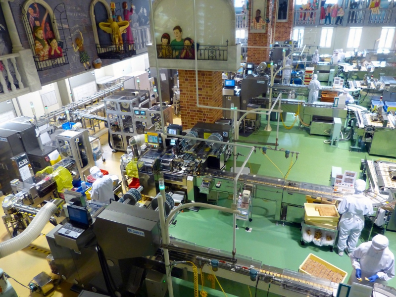 boutique-LA CRAU-min_japan_sapporo_chocolate_factory_label_packaging_cookie_machine_operators-961509